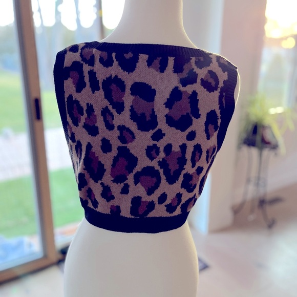 Social Tourist sleeveless crop top - Picture 2 of 6